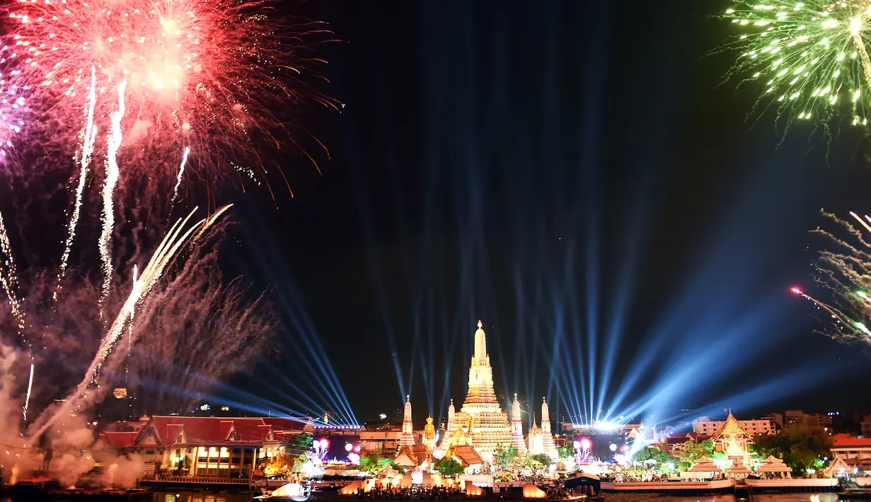 Kembang api memancar di atas Kuil Wat Arun saat perayaan Tahun Baru di Bangkok (1/1/2016). (AFP Photo/ Christophe Archambault)