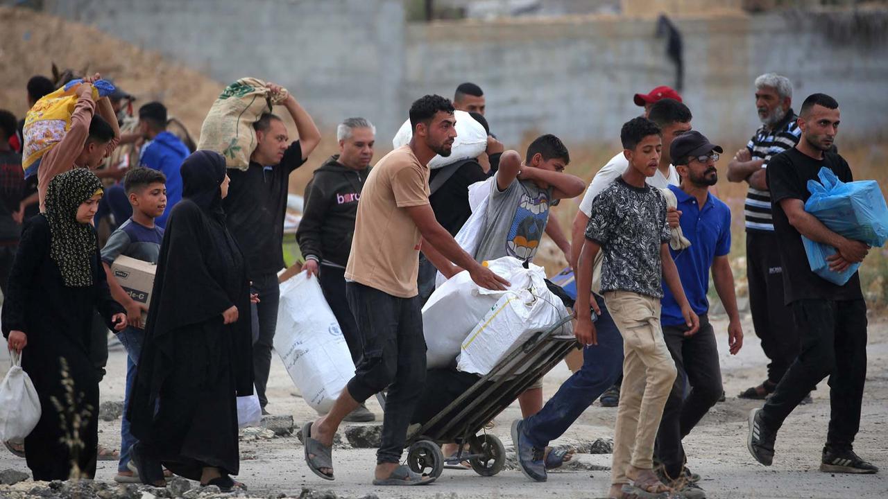 FOTO: Ribuan Warga Gaza Mengambil Paket Bantuan Bahan Makanan