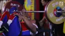 Atlet Para Powerlifting Indonesia, Siti Mahmudah bersiap melakukan angkatan beban di kelas Womens Up 79kg Asian Para Games 2018 di Jakarta, Rabu (10/10). Siti Mahmudah meraih perak dengan total angkatan 120 kg. (Liputan6.com/Helmi Fithriansyah)