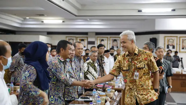 Gubernur Jawa Tengah, Ganjar Pranowo, memimpin Rapat Koordinasi (rakor) Penanganan Infrastruktur Sumber Daya Air dan Jalan, serta Upaya Pengendalian Kemacetan dan Keselamatan Lalu Lintas Provinsi Jawa Tengah di Gedung Gradhika Bhakti Praja pada Rabu (8/3)