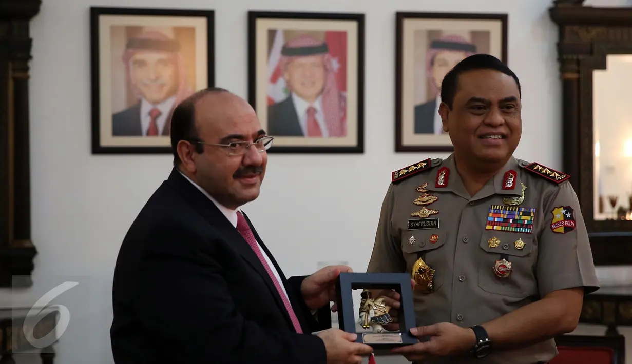 Wakapolri Komjen Syafruddin memberikan cinderamata kepada Dubes Yordania untuk RI, Walid Abdel Rahman Jaffal Al-Hadid di Kedubes Yordania, Senin (28/11). Kedatangan Syafruddin guna meningkatkan kerjasama dalam bidang keamanan (Liputan6.com/Johan Tallo)