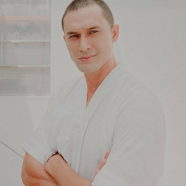 5 Potret Terbaru Indra Bruggman Tampil Botak, Bikin ...