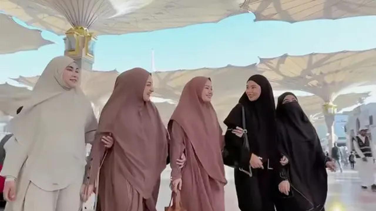 7 Momen Seru Geng Butterfly Kumpul di Madinah, Dinda Hauw Hingga Dara Arafah
