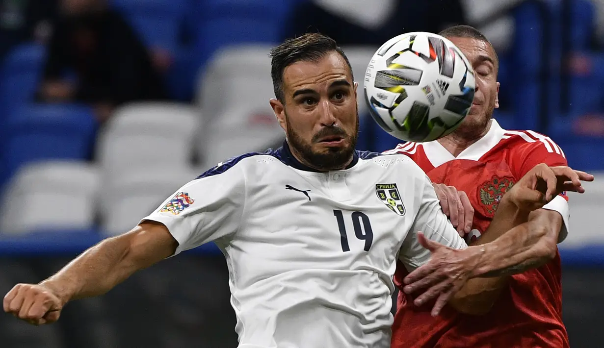 Gelandang Rusia, Aleksey Ionov, berebut bola dengan bek Serbia, Nikola Maksimovic, pada laga Nations League di VTB Arena, Jumat (4/9/2020) dini hari WIB. Rusia menang 3-1 atas Serbia. (AFP/Alexander Nemenov)