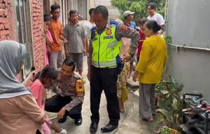 Bocah 7 tahun asal Demak tersesat sejauh 22 kilometer dari rumahnya dan berhenti di perempatan Daplang, Kecamatan Gubug, Kabupaten Grobogan, dalam keadaan linglung. (Liputan6.com/ Felek Wahyu)