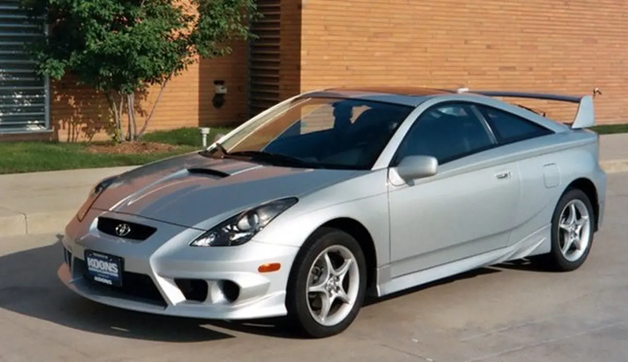 Toyota Celica: Generasi terakhir Toyota Celica yang berada di tahun 2000-2007 merupakan salah satu JDM berfromat sports car coupe yang sedikit terlupakan. Padahal, generasi-generasi sebelumnya terkenal dengan performanya di kancah rally World Rally Championship (WRC). Mesinnya menggunakan unit 2ZZ-GE 1.800cc 4-silinder NA bertenaga 189 Hp dengan penggerak roda depan. (Source: id.wikipedia.org)
