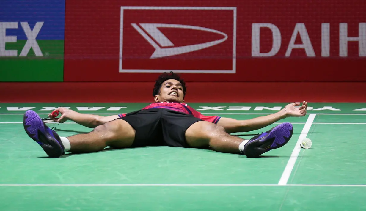Pebulutangkis tunggal putra Indonesia, Chico Aura Dwi Wardoyo tergeletak di atas lapangan setelah terkena backhand smash dari pebulutangkis tunggal putra Indonesia, Jonatan Chirstie pada laga final Indonesia Masters 2023 yang berlangsung di Istora Senayan, Jakarta, Minggu (29/01/2023). Chico kalah dari Jonatan Christie dengan skor 15-21 dan 13-21. (Bola.com/Bagaskara Lazuardi)