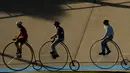 Sejumlah peserta mengendarai sepeda klasik saat kegiatan Sydney Classic Bicycle Show 2017 di Canterbury Velodrome di Sydney (6/5). Ajang ini menampilkan sepeda dari tahun 1800 sampai sekarang. (AFP Photo/Peter Parks)