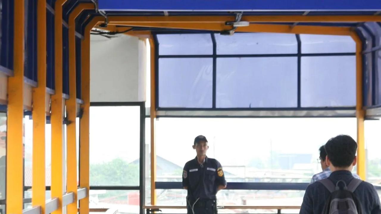 Menhub Budi menuturkan, pemerintah terus mendorong masyarakat beralih ke transportasi massal, untuk mengatasi permasalahan kemacetan, polusi udara, tingginya angka kecelakaan, dan permasalahan lainnya.&nbsp;