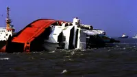 Kapal penyeberangan Townsend Thoresen tenggelam di dekat Pelabuhan Zeebrugge, Belgia. (www.bbc.com)