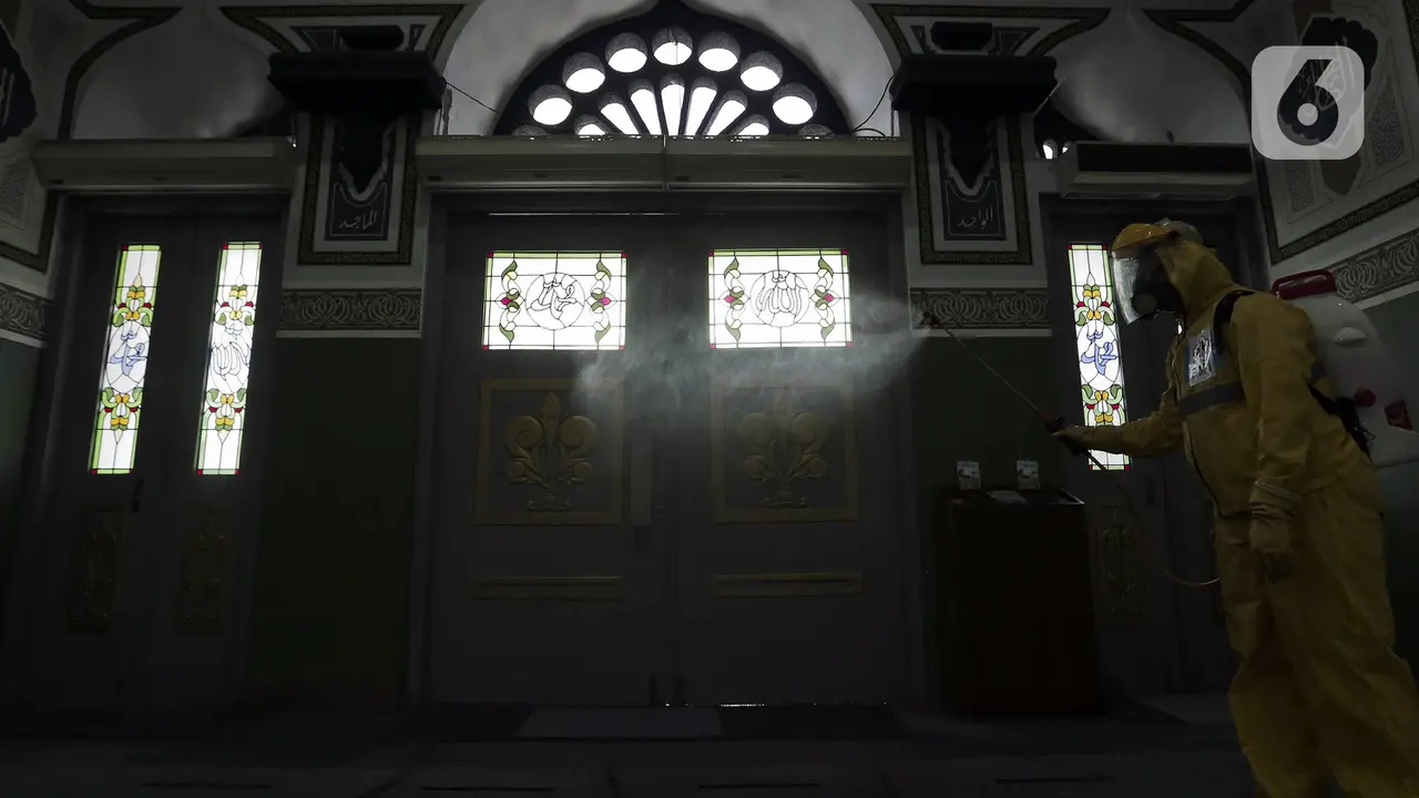 FOTO: Persiapan New Normal, Masjid Agung Al Azhar Disemprot Disinfektan