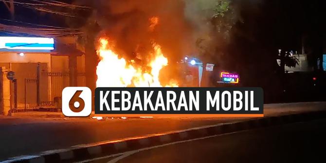 VIDEO: Detik-Detik Minibus Terbakar Akibat Korsleting Listrik pada Mesin