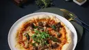 Starter yang tak boleh dilewatkan lagi adalah Oxtail Balado Pizza yang sepertinya akan cocok di semua lidah. Racikan keju dan aroma plus rasa buntut tak ada yang saling mendominasi, semuanya sesuai proporsi. (Foto: Sea Grain Restaurant & Bar)