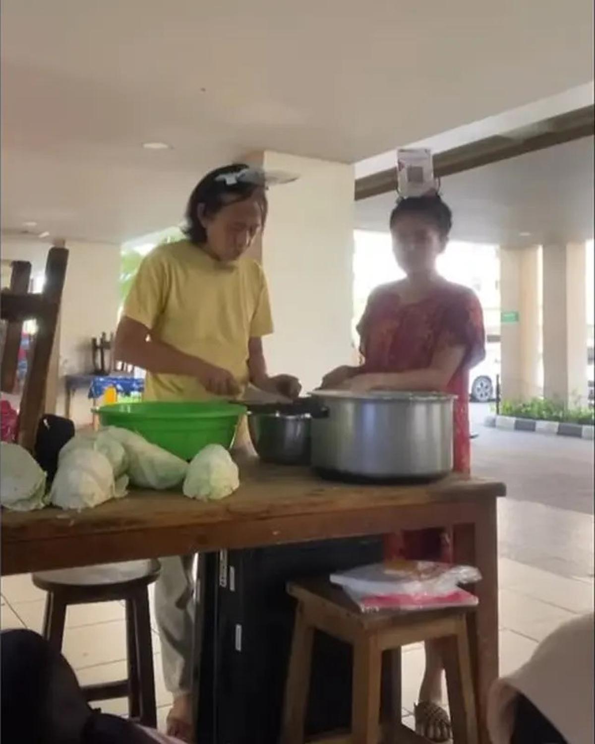 6 Potret Epy Kusnandar dan Istri Jual Takjil di Bazar Ramadhan, Raup Jutaan Rupiah