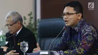 Juru Bicara MK Fajar Laksono (kanan) saat menjelaskan angket KPK di Gedung MK, Jakarta, Kamis (15/2). Atas putusan MK tersebut, KPK nantinya disebutkan wajib melaksanakan rekomendasi yang dihasilkan Pansus. (Liputan6.com/Angga Yuniar)