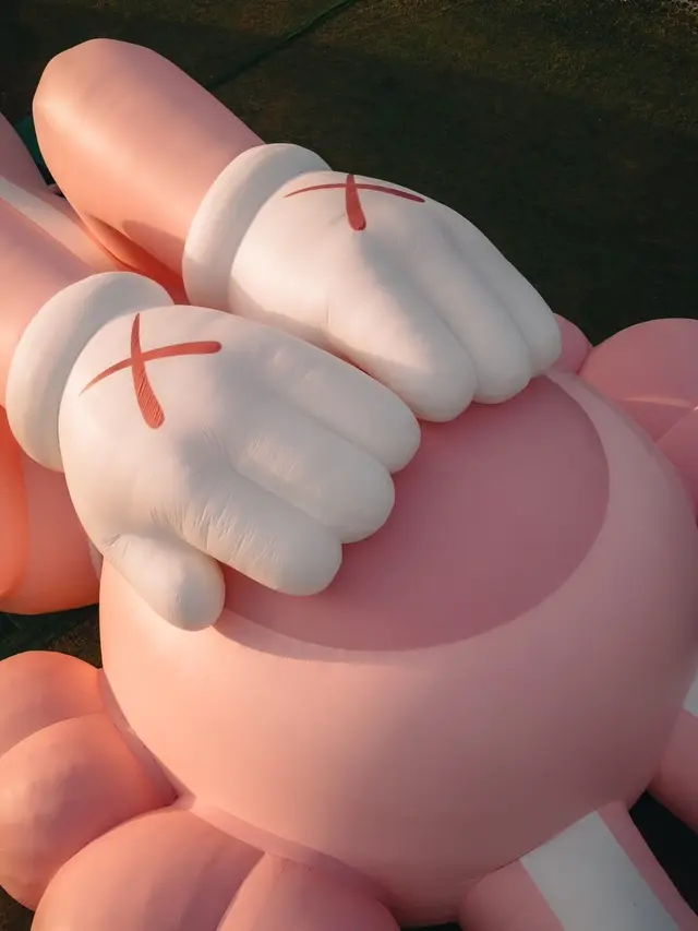 "KAWS: HOLIDAY" INDONESIA