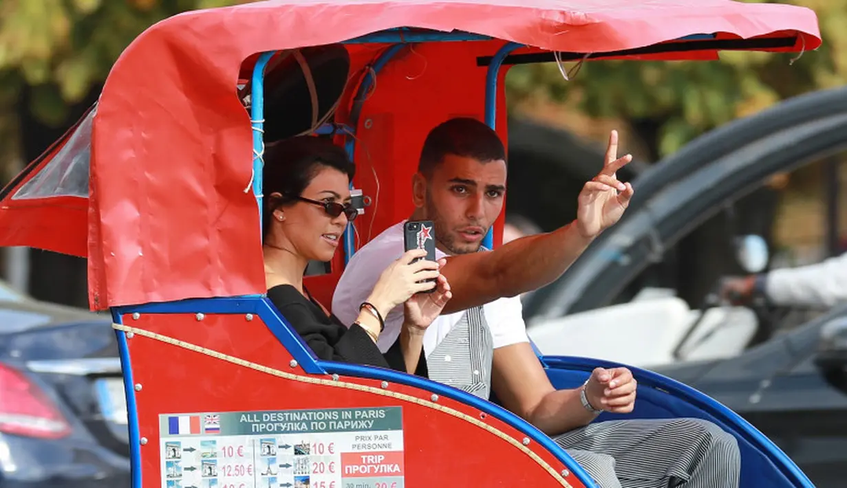 Kourtney Kardashian dan Younes Bendjima terlihat menggemaskan banget saat naik Tuk Tyk di Paris! (Best Image / BACKGRID / US Magazine)