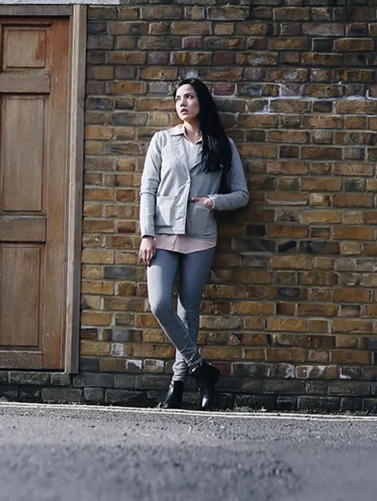 Memiliki status baru menjadi seorang ibu, Alice pun tengah belajar merawat seorang bayi. Seperti memandikan dan memasangkan popok. Tak hanya itu, Alice juga mengikuti penyuluhan tentang bayi. (Instagram/alicenorin)