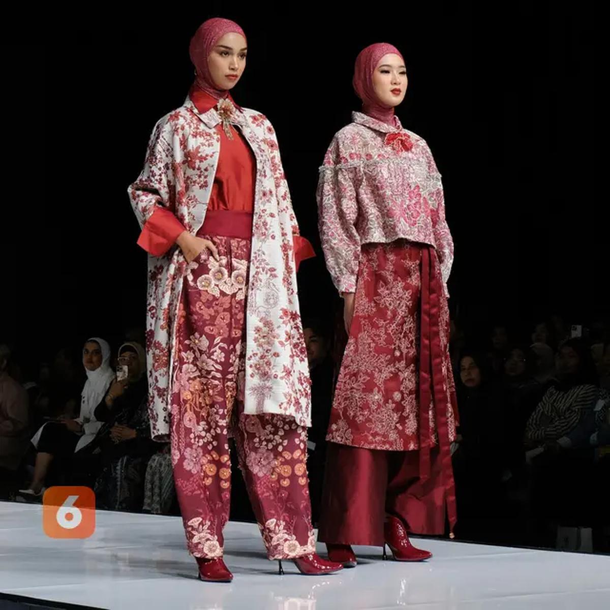 Koleksi baju Lebaran desainer Ria Miranda di opening show Garis Poetih Raya Festival 2025 di Jakarta Selatan, 16 Januari 2025. (Liputan6.com/Asnida Riani)