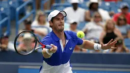 Petenis Inggris, Andy Murray mengembalikan bola pukulan Richard Gasquet dari Prancis saat bertanding pada turnamen tenis Cincinnati Masters di Mason, Ohio (12/8/2019). Dalam pertandingan ini Murray menciptakan 20 pukulan winner namun melakukan 28 unforced error. (AP Photo/Gary Landers)