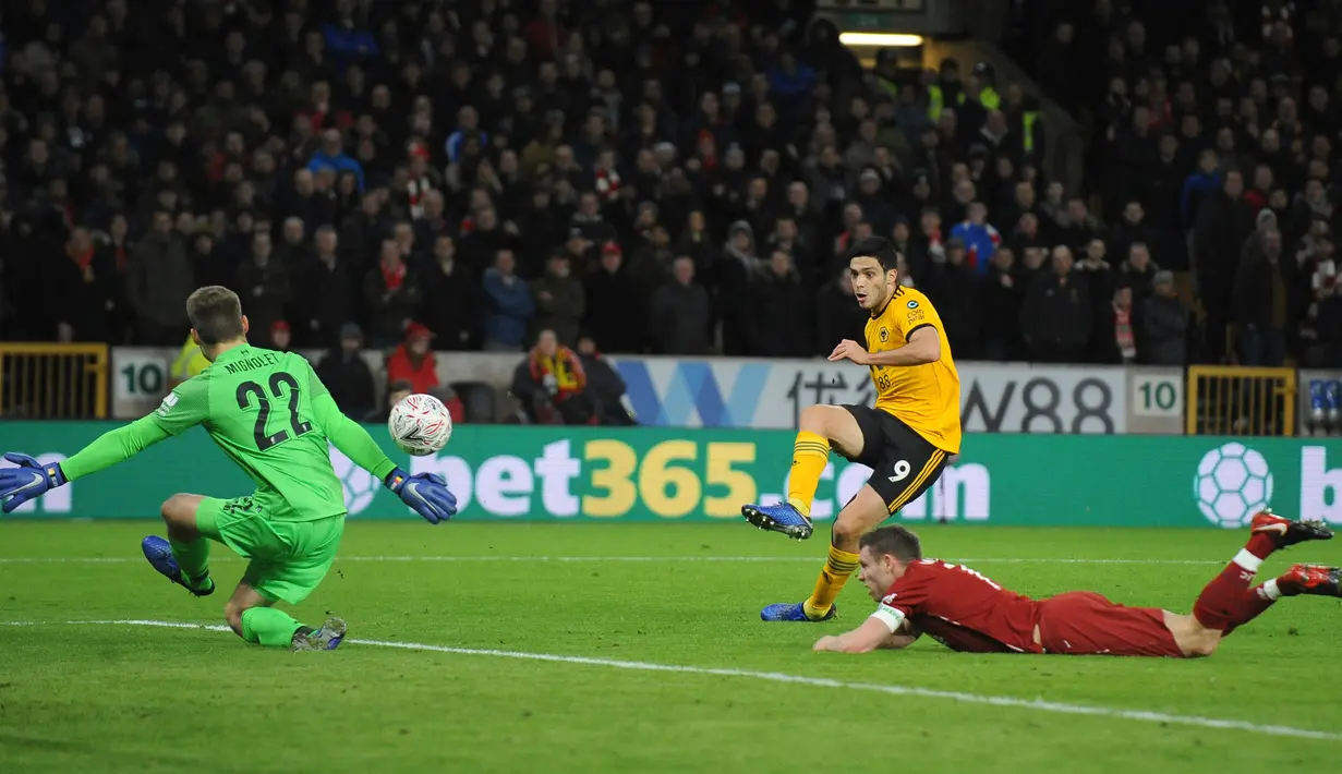 Pemain Wolverhampton Wanderers, Raul Jimenez mencetak gol ke gawang Liverpool pada laga putaran ketiga Piala FA di Molineux Stadium, Senin (7/1). Liverpool tersingkir dari Piala FA setelah takluk 1-2 dari Wolverhampton Wanderers. (AP/Rui Vieira)