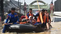 Tim penyelamat mengevakuasi warga yang rumahnya terendam banjir di Perumahan Pondok Gede Permai di Bekasi, Jawa Barat pada 4 Maret 2025. (REZAS/AFP)