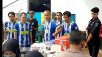 Para pemain Persib Bandung Legend tengah bersiap sekaligus menyaksikan program vaksinasi Covid-19 yang digelar Polres Tasikmalaya. (Liputan6.com/Jayadi Supriadin)
