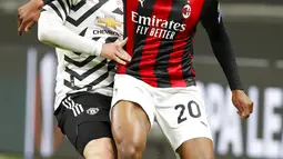 Pemain Manchester United Luke Shaw (kiri) dan pemain AC Milan Pierre Kalulu memperebutkan bola pada pertandingan leg kedua babak 16 besar Liga Europa di Stadion San Siro, Milan, Italia, Kamis (18/3/2021). Manchester United  menang 1-0. (AP Photo/Antonio Calanni)
