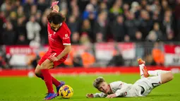 Liga Inggris pekan ke-17 berakhiri buruk bagi Liverpool. The Reds harus kehilangan puncak klasemen setelah diserobot oleh Arsenal gara-gara hanya bermain imbang dengan rival abadinya, Manchester United. (AP Photo/Jon Super)