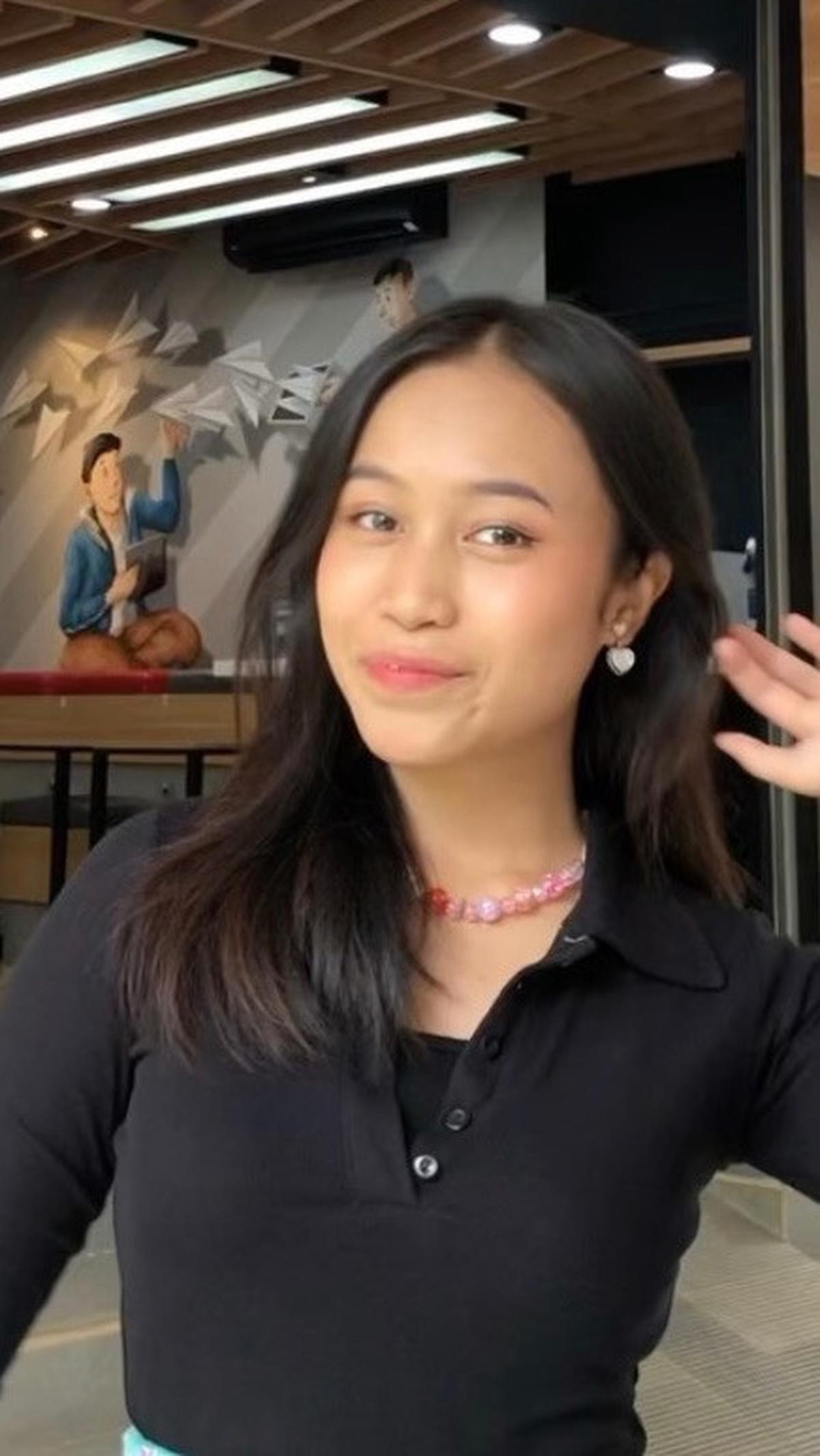 Ia juga kerap membuat konten di TikTok. Sasti juga memiliki banyak pengikut di TikTok.