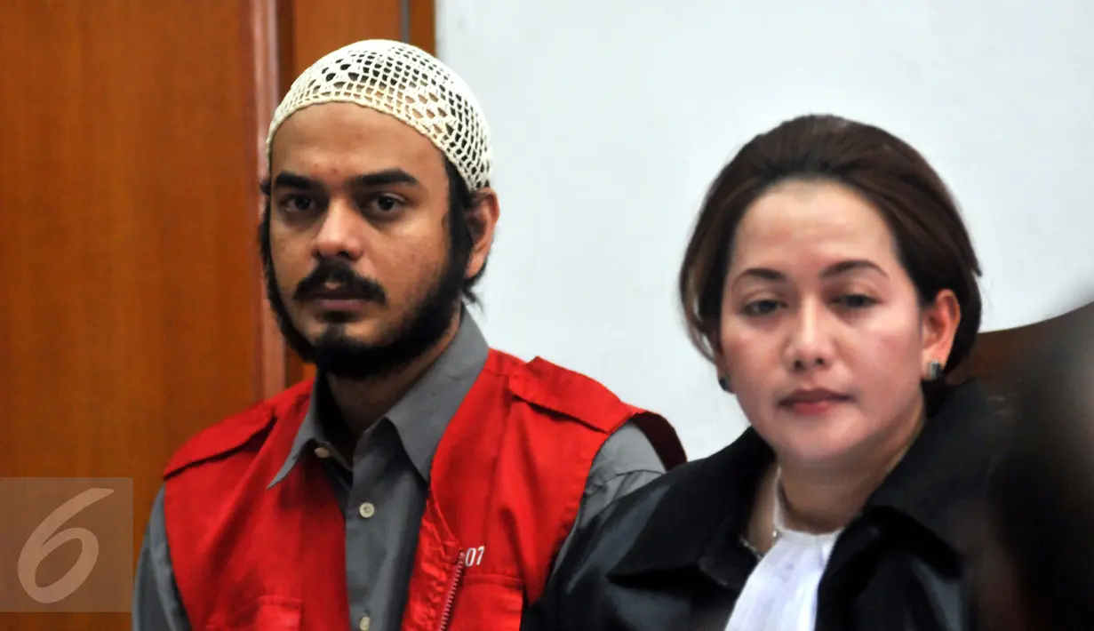 Rio Reifan (kiri) didampingi tim kuasa hukumnya menjalani sidang lanjutan kasus narkoba di PN Jakarta Selatan, Senin (29/6/2015). Rio ditangkap pada 8 Januari lalu di dekat Apartemen Kalibata City, Jaksel. (Liputan6.com/Panji Diksana)
