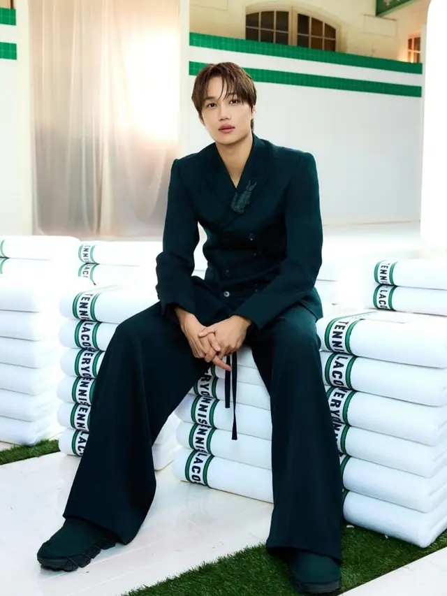 Kai EXO tampil dengan setelan jas hijau dengan Lacoste. Dok. [@zkdlin]