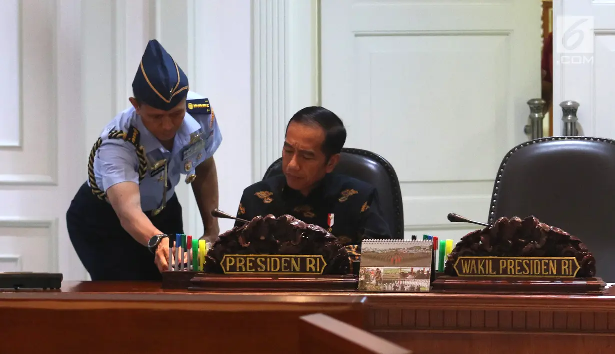 Presiden Joko Widodo atau Jokowi (kanan) saat memimpin rapat terbatas (ratas) di Kantor Presiden, Jakarta, Rabu (7/11). Dalam rapat, Jokowi juga membahas model pembiayaan bagi penyediaan rumah bagi ASN, TNI, dan Polri. (Liputan6.com/Angga Yuniar)