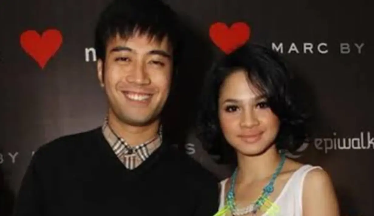 Begitu juga Andien yang mengunggah potret jadulnya bersama Vidi, yang kala itu mengenakan sweater hitam. [@andien]