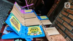 Rekal/lekar untuk meletakkan Al-Quran terlihat di Gallery Cemolex, Depok, Jawa Barat, Kamis (22/4/2021). Saat bulan Ramadhan permintaan rekal/lekar meningkat dari 50 sampai 200 buah yang dijual dari harga 50 ribu sampai 100 ribu. (Liputan6.com/Johan Tallo)