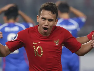 Pemain Timnas Indonesia U-19, Egy Maulana Vikri merayakan gol ke gawang Chinnese Taipei saat laga penyisihan Grup A Piala AFC U-19 2018 di Stadion GBK, Jakarta, Kamis (18/10). Egy mencetak gol di babak kedua. (Liputan6.com/Helmi Fithriansyah)