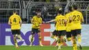 Selebrasi para pemain Borussia Dortmund merayakan gol ke gawang PSG ynag dicetak Niclas Fullkrug (tengah) pada laga leg pertama semifinal Liga Champions 2023/2024 di Signal Iduna Park Stadium, Dortmund, Rabu (1/5/2024). (AP Photo/Martin Meissner)