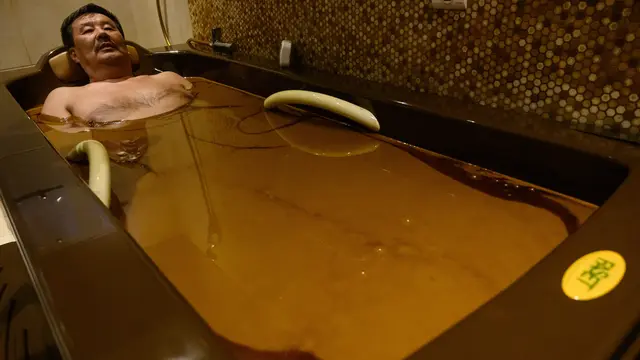 Tradisi mandi minyak mentah di Azerbaijan