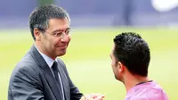Presiden FC Barcelona, Josep Maria Bartomeu (kiri) menyambut Xavi Hernandez saat sesi latihan di Joan Gamper training camp, (25/7/2014). (REUTERS/Albert Gea)
