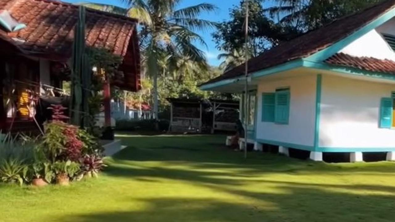 "Memilih perpaduan warnanya enak di lihat sesuai dengan halamannya yang dipenuhi rumput-rumput, bikin betah," dia menambahkan.<br>