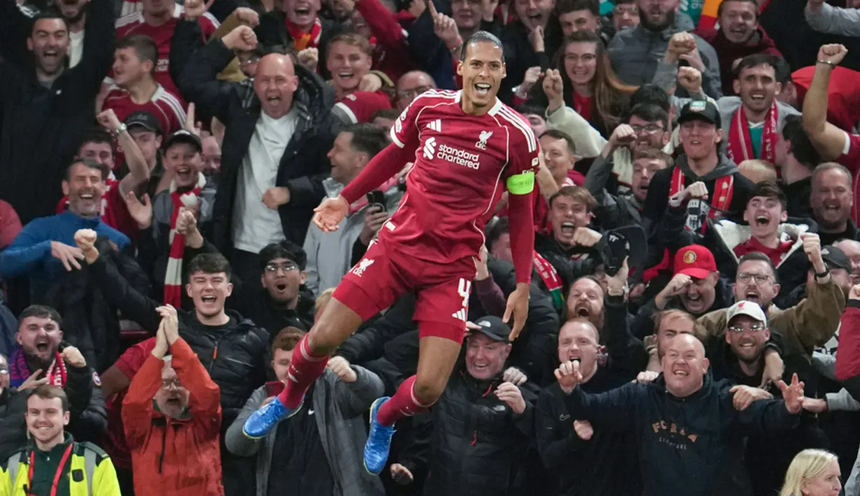 Pemain Liverpool, Virgil van Dijk, melakukan selebrasi setelah mencetak gol ke gawang Atletico Madrid pada laga matchday 1 League Phase Liga Champions 2025/2026 di Anfield, Kamis (18/9/2025) dini hari WIB. (AP Photo/Jon Super)
