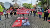 Koalisi Dog Meat Free Indonesia (DMFI) menggelar aksi damai mendesak Wali Kota Solo Gibran Rakabuming Raka untuk segera mengeluarkan aturan pelarangan perdagangan daging anjing di Solo. Aksi damai tersebut digelar di depan kantor putra sulung Presiden Jokowi pada Senin (25/4).(Liputan6.com/Fajar Abrori)