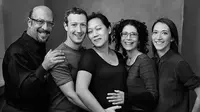Keintiman Bos Facebook Bersama Istri dan Keluarga