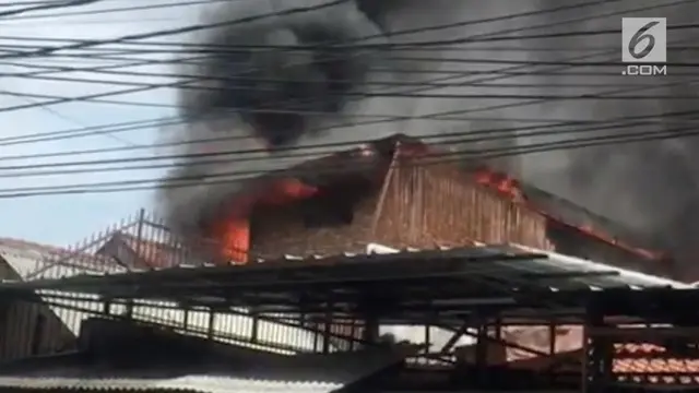 Kebakaran terjadi di kawasan Pisangan Lama Jakarta Timur. 4 rumah dan 1 warung hangus terbakar, penyebab kebakaran diduga akibat korsleting listrik