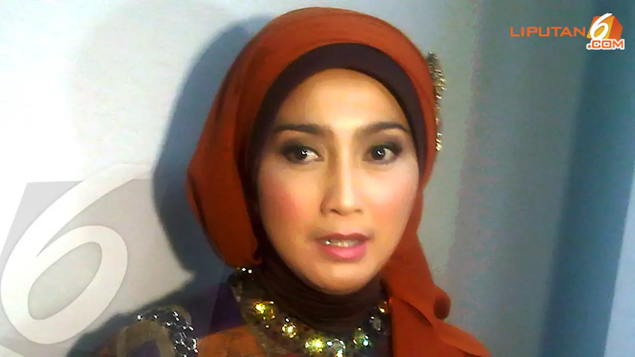 desi-ratnasari-cantik-130715b.jpg
