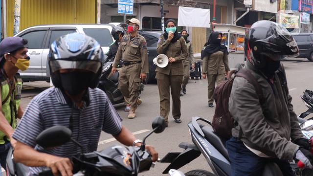 Satpol PP Keliling Imbau Warga Pakai Masker dan Jaga Jarak