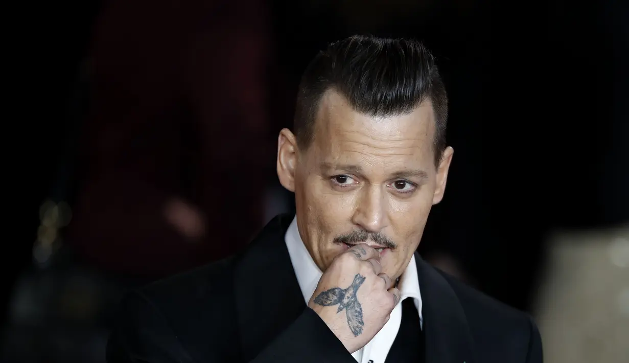 Memang bertentangan dengan karakternya. Johnnya Depp yang berperan sebagai mad hatter ternyata takut dengan badut. (TOLGA AKMEN  AFP)
