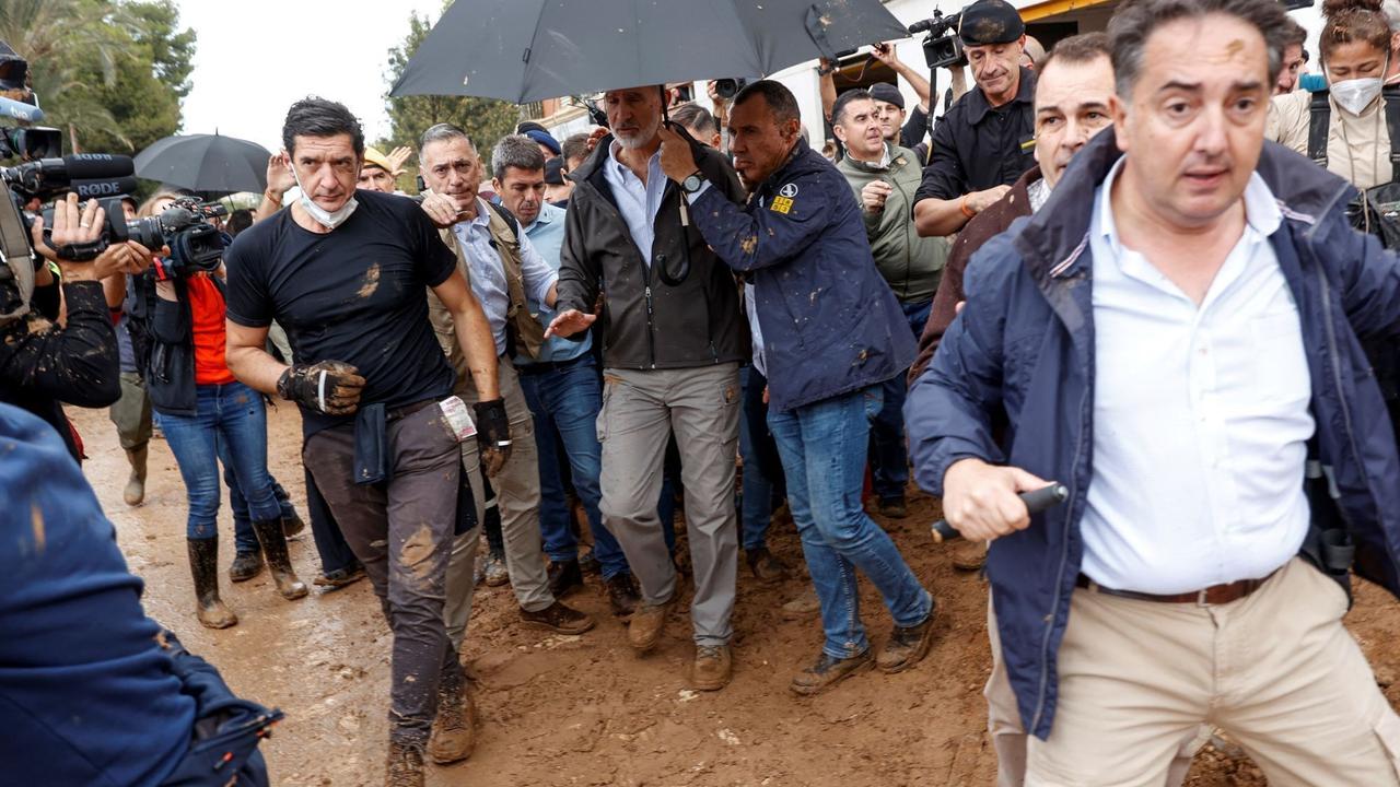 Raja Spanyol Dilempari Lumpur dan Diteriaki 'Pembunuh' Kunjungi Korban Banjir di Valencia