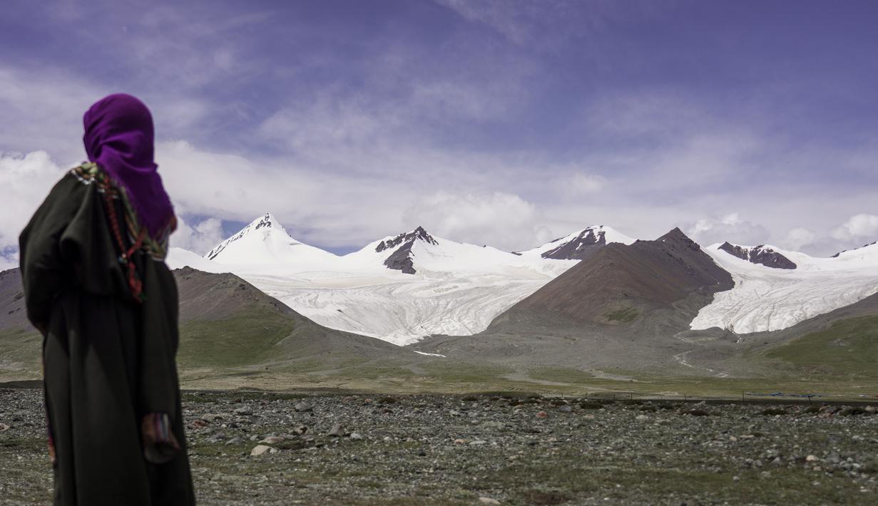 Seorang penggembala memandangi gletser yang terletak di area hulu Sungai Yangtze, Prefektur Otonom Etnis Tibet Yushu, Provinsi Qinghai, China barat laut, pada 15 Agustus 2020. (Xinhua/Wu Gang)