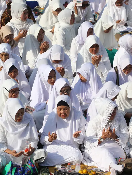 Dalam kegiatan tersebut , ratusan jemaah hadir serba pakaian putih. (merdeka.com/Arie Basuki)